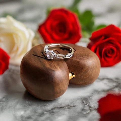 Personalisierte Herz Ringbox aus Walnussholz für 1 Ring