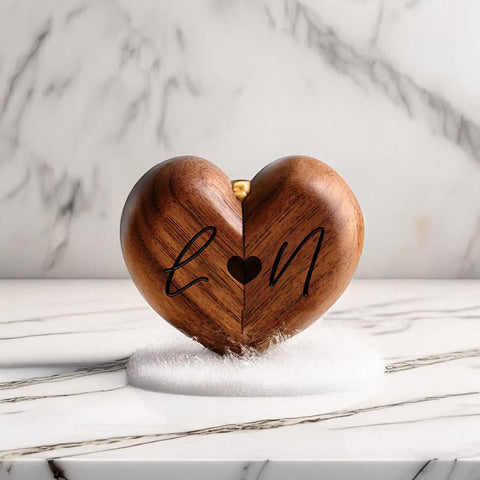 Personalisierte Herz Ringbox aus Walnussholz für 1 Ring