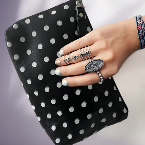 Clutch im Punkt-Design