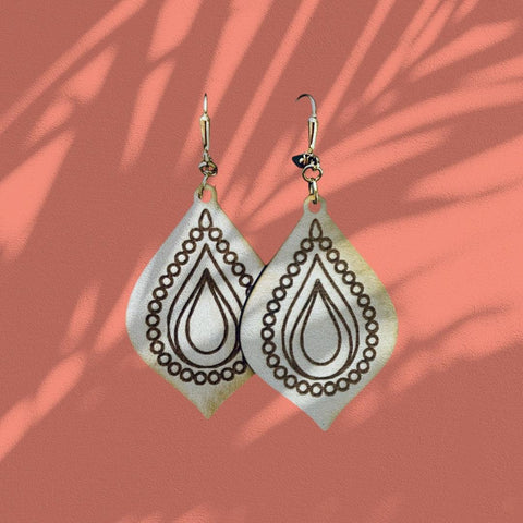 Mandala Dream Ohrringe – Filigran gelaserte Holzohrringe, Boho Schmuck, Mandala Design, leichte Ohrringe, Geschenk für Sie