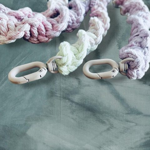 Makramee Handykette – Boho Handykette in Lila, Rosa & Naturfarben mit Herzanhänger – Handgemachte Smartphone Kette im Pastell-Look