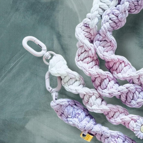 Makramee Handykette – Boho Handykette in Lila, Rosa & Naturfarben mit Herzanhänger – Handgemachte Smartphone Kette im Pastell-Look