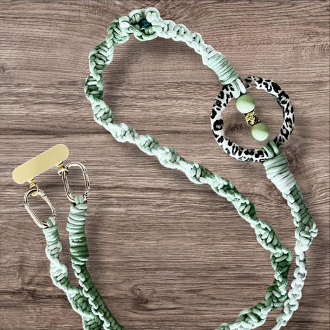 Makramee Handykette – Boho Handykette mit Leoprint-Ring – Jungle Vibes – Handgemachte Smartphone Kette – Stylisches Handy Accessoire