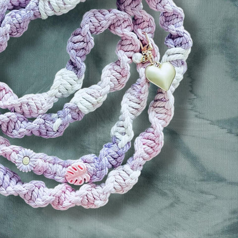 Makramee Handykette – Boho Handykette in Lila, Rosa & Naturfarben mit Herzanhänger – Handgemachte Smartphone Kette im Pastell-Look