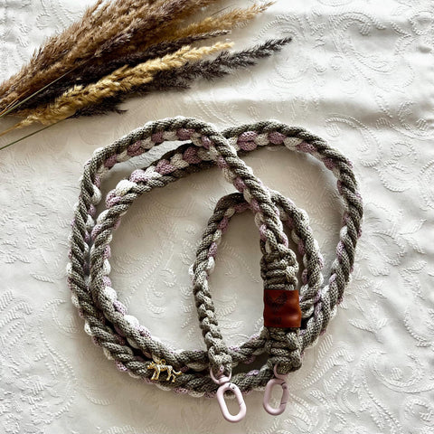 Handykette Crossbody aus Makramee – Handgefertigtes Handyband im Boho-Stil für Smartphone, Lanyard mit Karabiner & Herzanhänger