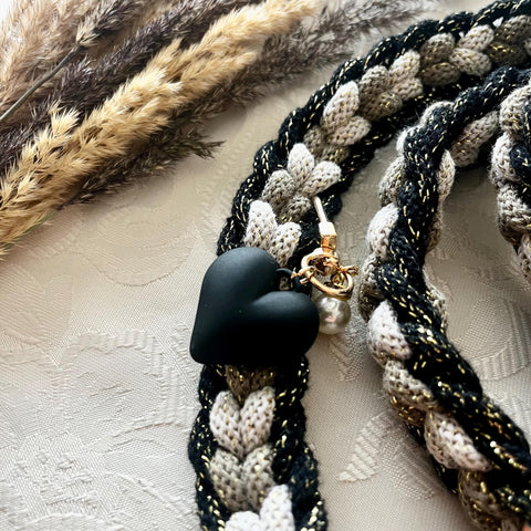 Handykette Crossbody aus Makramee – Handgefertigtes Handyband im Boho-Stil für Smartphone, Lanyard mit Karabiner & Herzanhänger