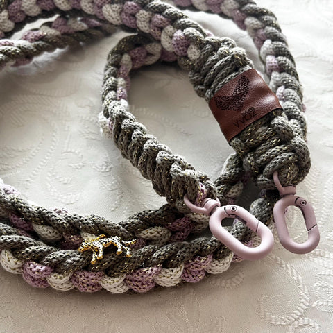 Handykette Crossbody aus Makramee – Handgefertigtes Handyband im Boho-Stil für Smartphone, Lanyard mit Karabiner & Herzanhänger