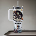 Tumbler 40oz personalisierbar · Edelstahlbecher für Kinder · Galaxie & Astronauten · Hält Getränke heiß oder kalt · Inkl. Strohhalm