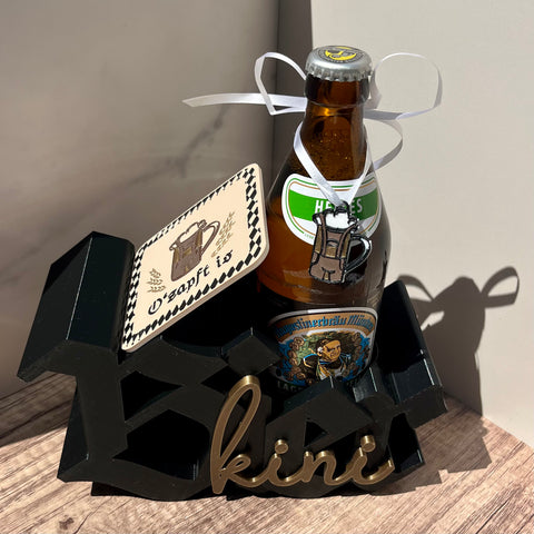 Bierkini Flaschenhalter Maßkrug in Lederhose – Bayerisches Geschenkset inkl. Bierdeckel & Anhänger