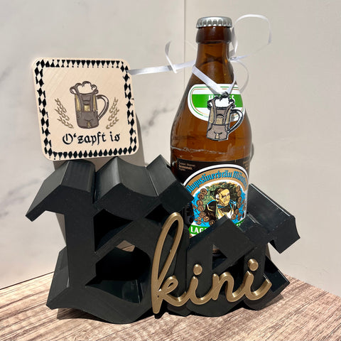 Bierkini Flaschenhalter Maßkrug in Lederhose – Bayerisches Geschenkset inkl. Bierdeckel & Anhänger