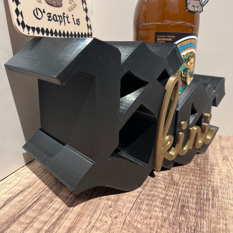 Bierkini Flaschenhalter Maßkrug in Lederhose – Bayerisches Geschenkset inkl. Bierdeckel & Anhänger