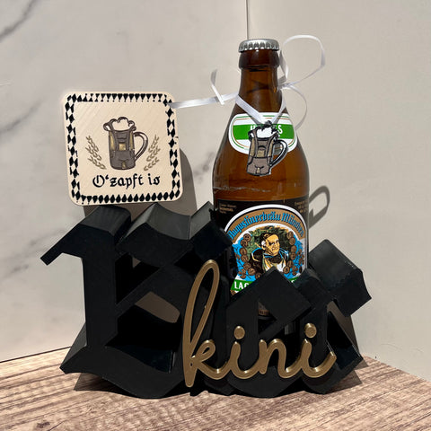 Bierkini Flaschenhalter Maßkrug in Lederhose – Bayerisches Geschenkset inkl. Bierdeckel & Anhänger