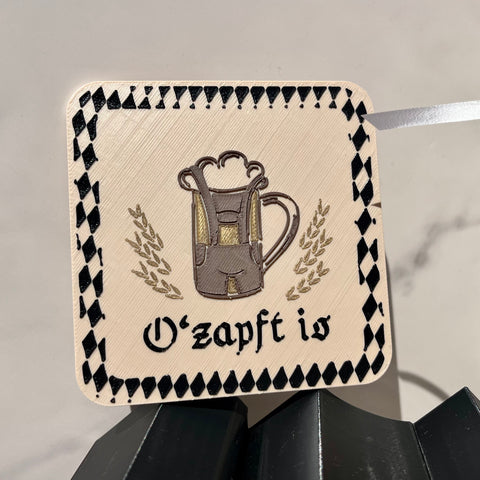 Bierkini Flaschenhalter Maßkrug in Lederhose – Bayerisches Geschenkset inkl. Bierdeckel & Anhänger
