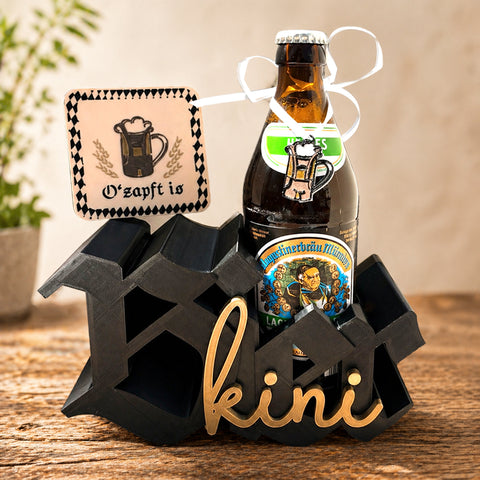 Bierkini Flaschenhalter Maßkrug in Lederhose – Bayerisches Geschenkset inkl. Bierdeckel & Anhänger