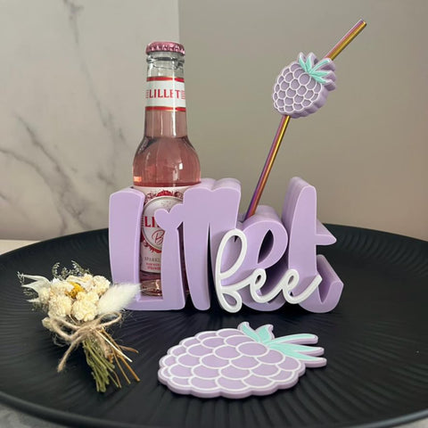 Lilletfee Trinkhalter personalisiert | Flaschenhalter mit Untersetzer & Strohhalm | Lillet Geschenk | Sommerdeko | Drinkhalter Berry