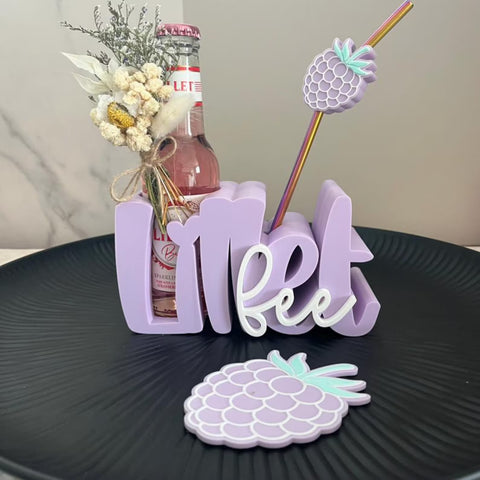 Lilletfee Trinkhalter personalisiert | Flaschenhalter mit Untersetzer & Strohhalm | Lillet Geschenk | Sommerdeko | Drinkhalter Berry