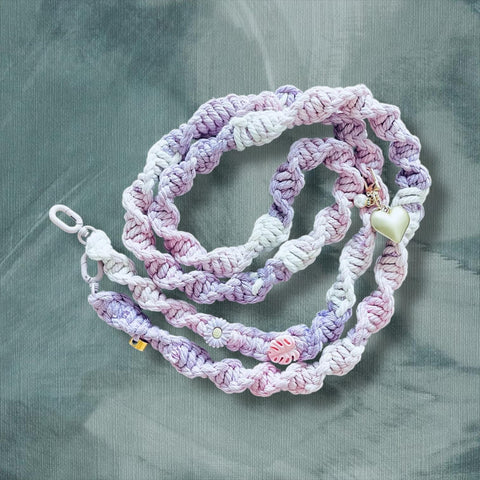 Makramee Handykette – Boho Handykette in Lila, Rosa & Naturfarben mit Herzanhänger – Handgemachte Smartphone Kette im Pastell-Look