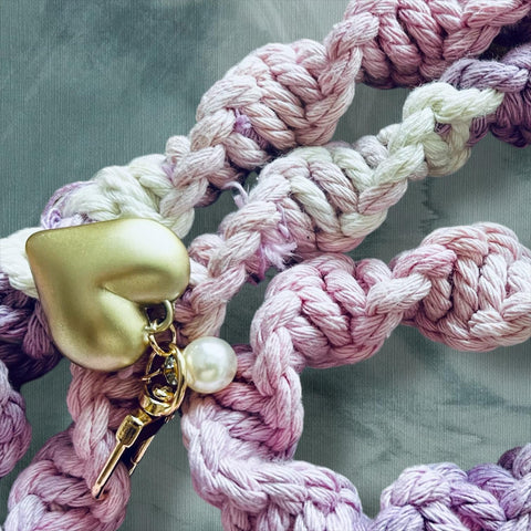 Makramee Handykette – Boho Handykette in Lila, Rosa & Naturfarben mit Herzanhänger – Handgemachte Smartphone Kette im Pastell-Look