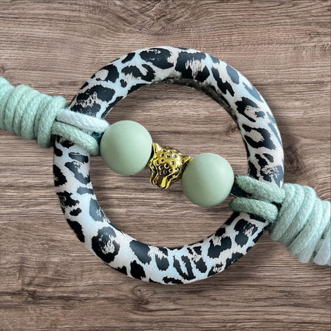 Makramee Handykette – Boho Handykette mit Leoprint-Ring – Jungle Vibes – Handgemachte Smartphone Kette – Stylisches Handy Accessoire