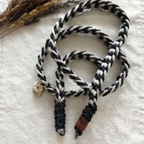 Handykette Crossbody aus Makramee – Handgefertigtes Handyband im Boho-Stil für Smartphone, Lanyard mit Karabiner & Herzanhänger