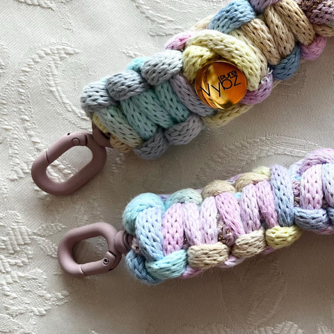 Handykette Crossbody aus Makramee – Handgefertigtes Handyband im Boho-Stil für Smartphone, Lanyard mit Karabiner & Herzanhänger, Pastell