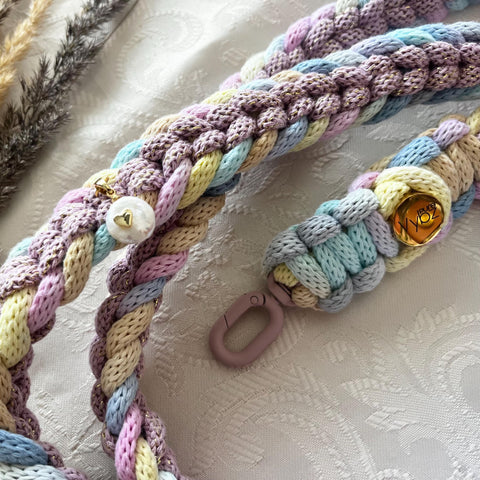 Handykette Crossbody aus Makramee – Handgefertigtes Handyband im Boho-Stil für Smartphone, Lanyard mit Karabiner & Herzanhänger, Pastell