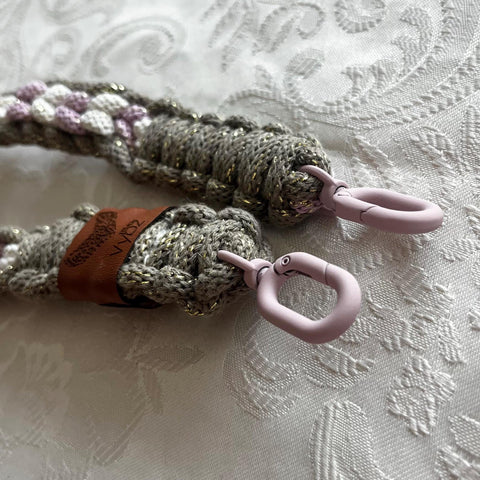 Handykette Crossbody aus Makramee – Handgefertigtes Handyband im Boho-Stil für Smartphone, Lanyard mit Karabiner & Herzanhänger